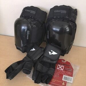 Bundle Roller Derby Elite Pro Knee Pads Medium + Half Finger Wrist Guards Medium